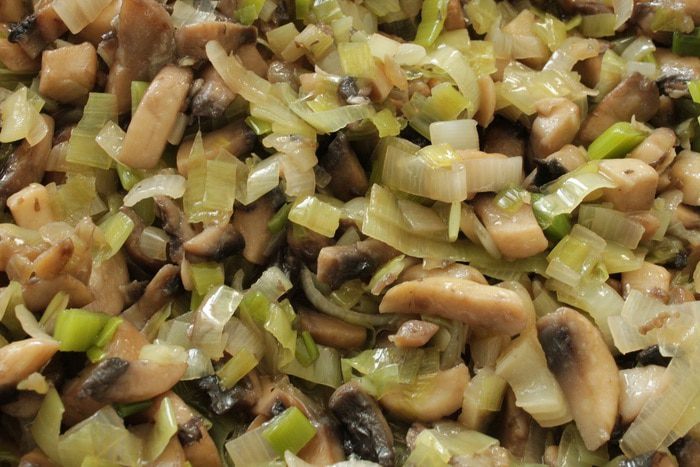 Куриные тефтели в пикантном грибном соусе