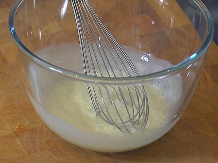 Сырные оладьи с беконом и помидорами 