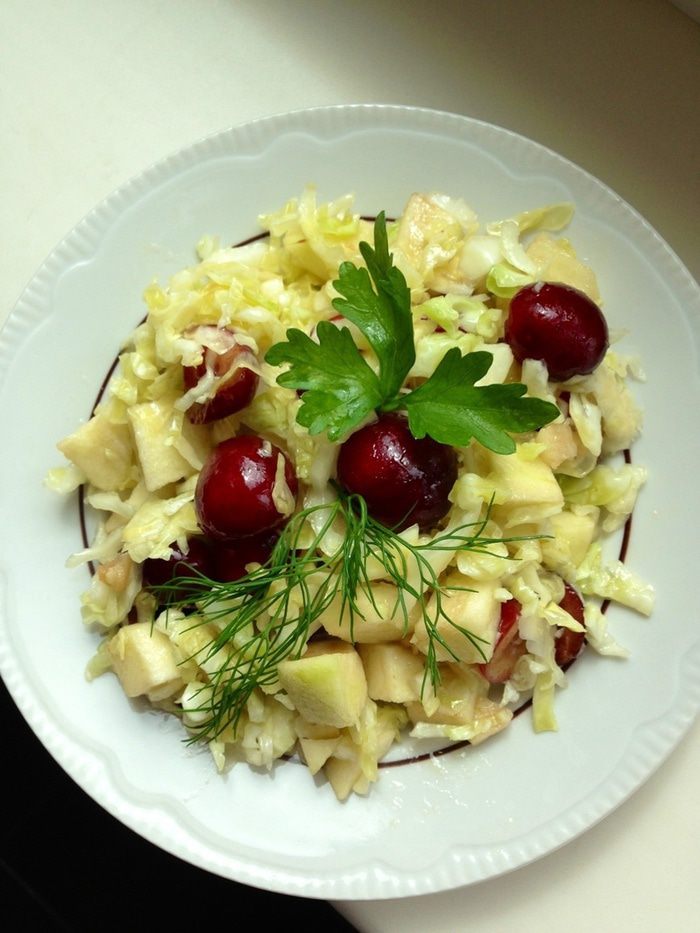 Капустный салат с черешней и яблоком