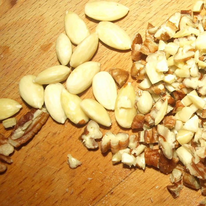 Шоколадный кекс с миндалем и орехами пекан