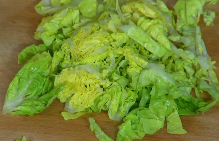 Яйцо по-шотландски с салатом и грудинкой 