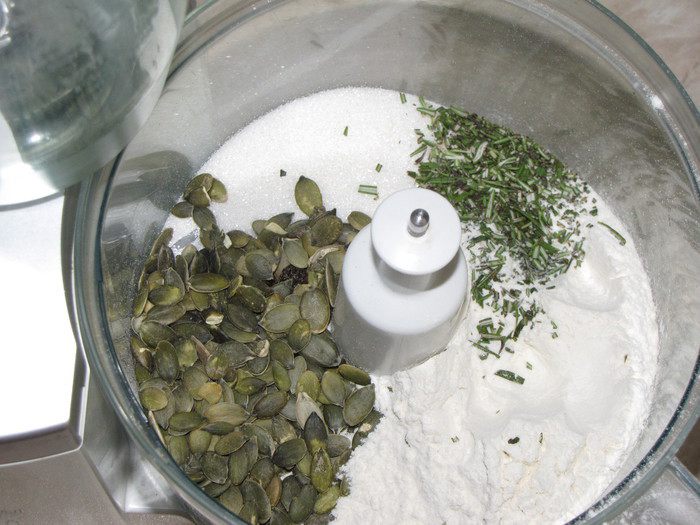 Печенье с тыквенными семечками и розмарином