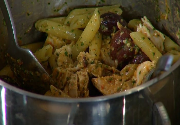 Паста с курицей, оливками и соусом песто 
