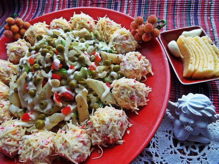 Салат из овощей с пастой и сырными шариками