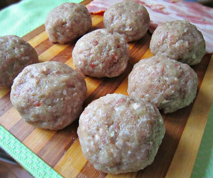 Медальоны в беконе с соусом из каперсов и пастой рисони