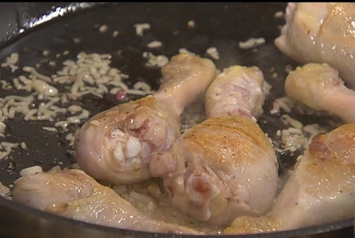 Весенняя паэлья с курицей и молодыми овощами