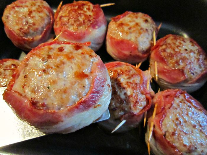 Медальоны в беконе с соусом из каперсов и пастой рисони