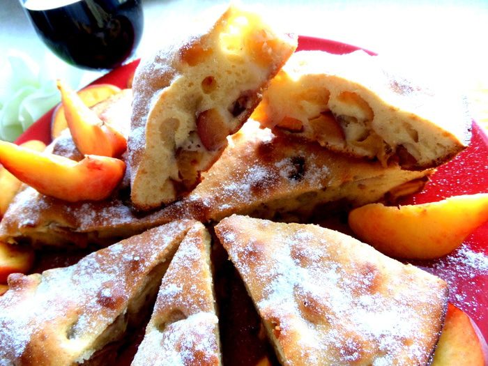 Шарлотка с нектаринами