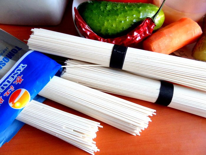 Рисовая вермишель с овощами и курицей