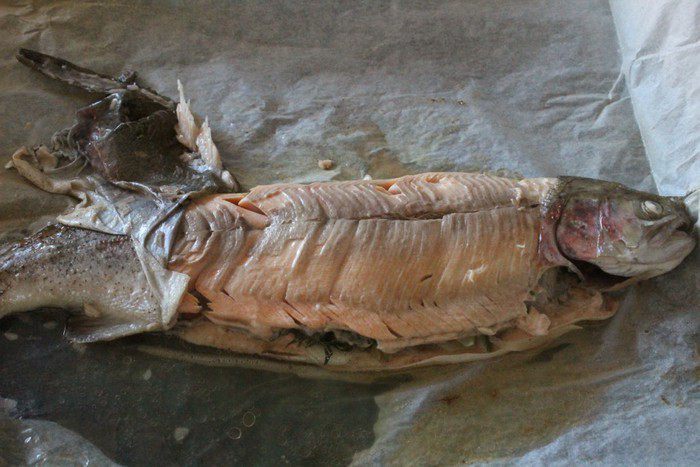 Запеченная форель с соусом из шпината