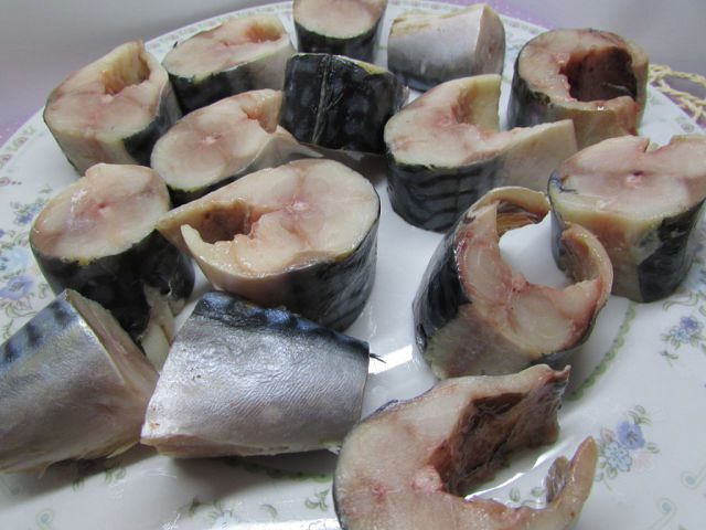 Маринованная скумбрия с овощами