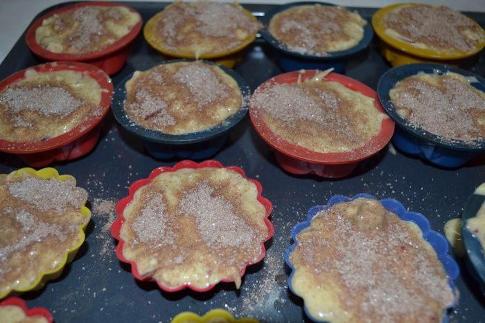 Яблочные маффины с халвой и корицей