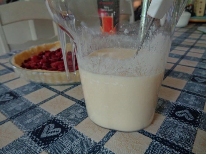 Ягодный пирог в нежной молочной заливке