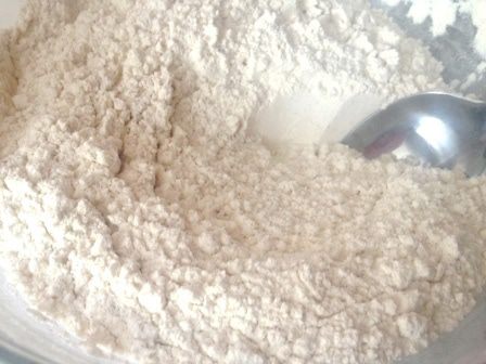 Коса с целой плиткой шоколада, халвой и бананом