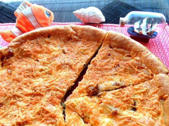 Золотистый заливной пирог с рыбой