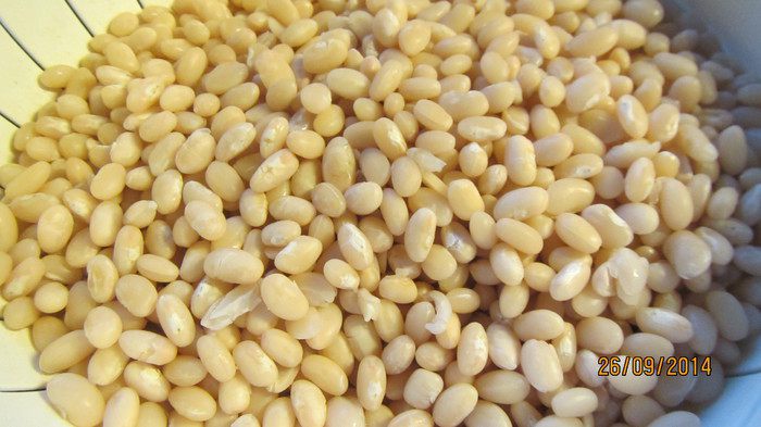 Белая рыба, запеченная с овощами, фасолью и маслинами