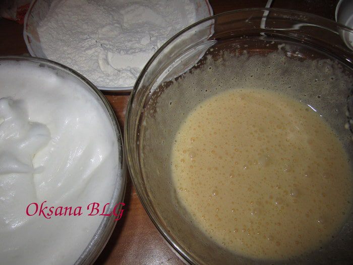 Двухцветный бисквитный торт..