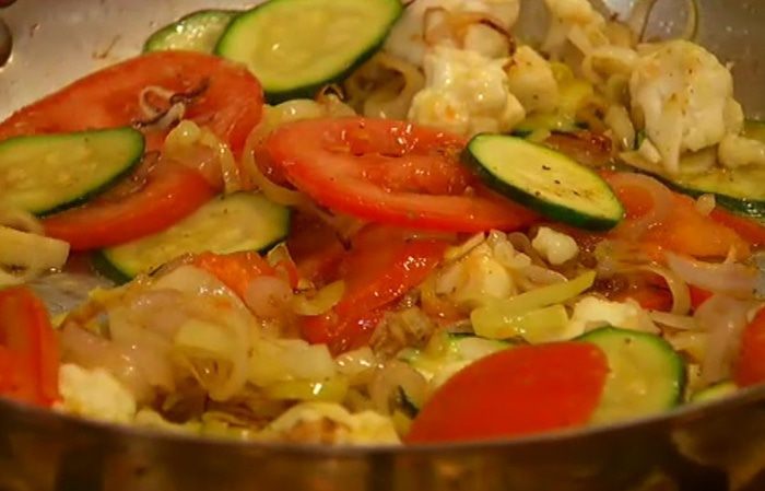 Яичные кружева на овощах 