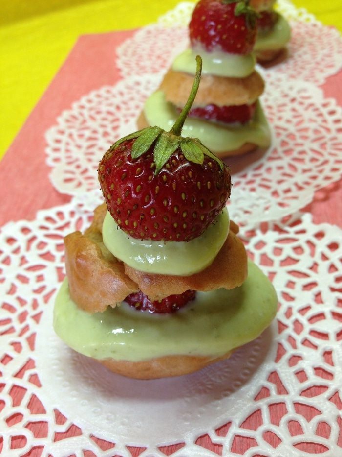 Клубничные профитроли с творожно-базиликовым кремом