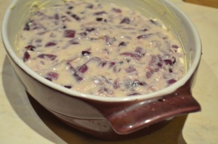 Ароматный пудинг из красного лука