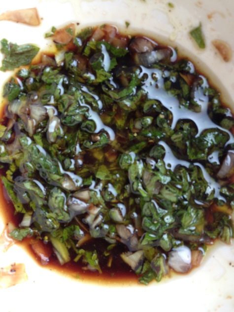 Салат с черешней, козьим сыром и беконом