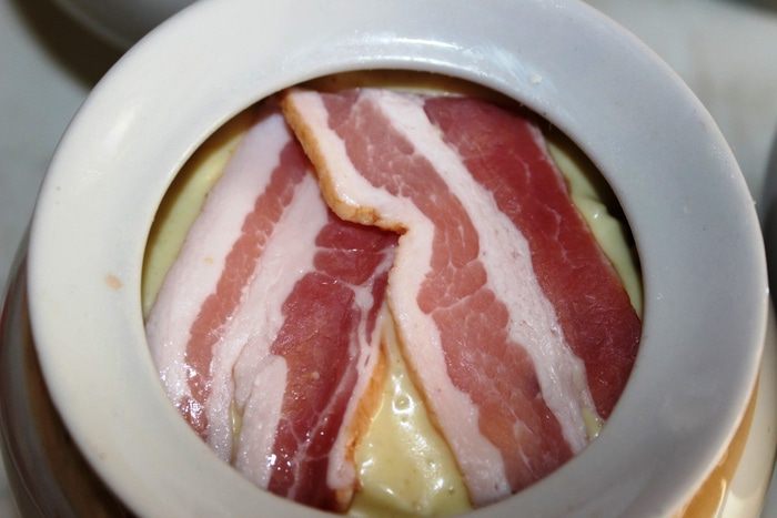 Жаркое с семгой и беконом в горшочке