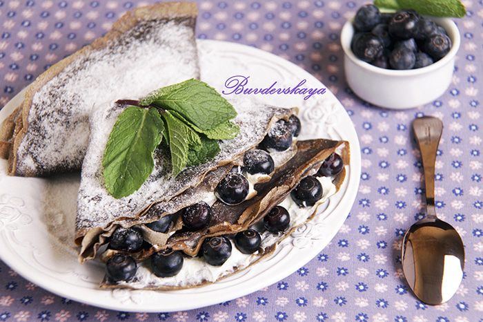 Черемуховые блины с маскарпоне и голубикой