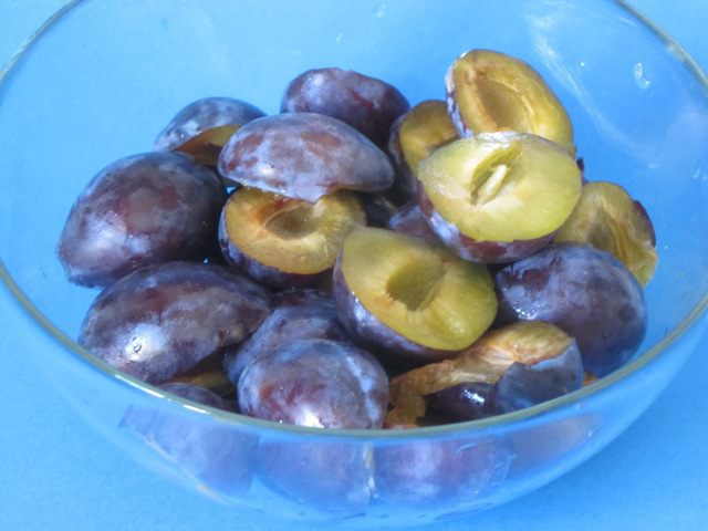 Суфле из слив со сгущенным молоком