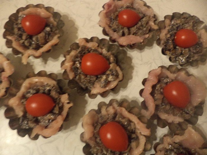 Кексы  из  куриного  филе  с  шампиньонами и сулугуни