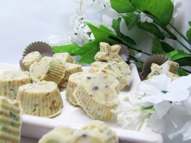 Конфеты из белого шоколада с орешками и цукатами
