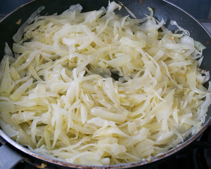 Фаршированная цесарка с капустой