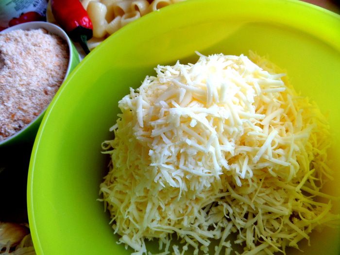 Баварские колбаски с итальянской пастой под сырным штрейзелем