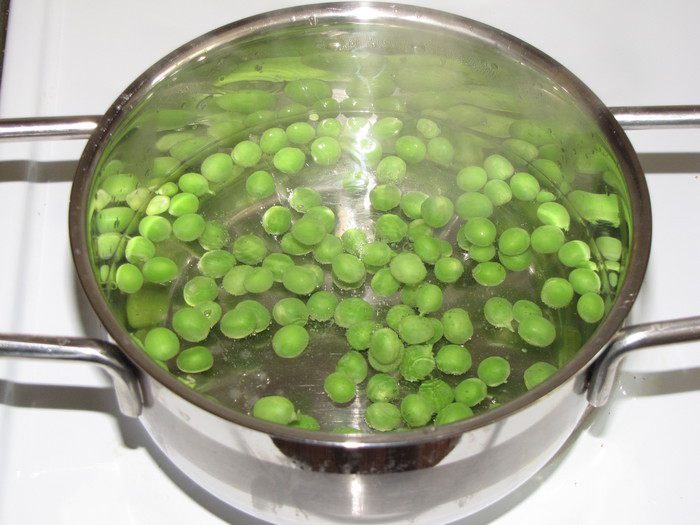 Лосось с зеленым салатом