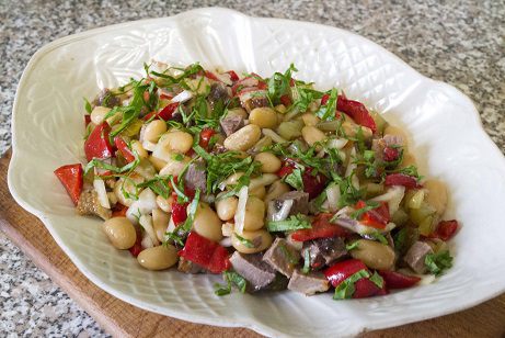 Салат с фасолью и утиной грудкой