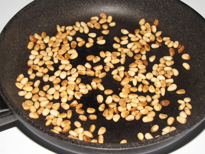 Куриный салат с виноградом и кедровыми орешками