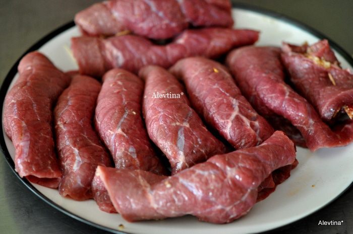 Мясные рулеты с орехами и вялеными помидорами