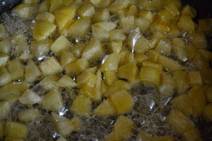 Торт с яблоками и вареной сгущенкой