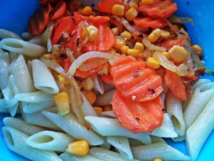 Тёплый овощной салат с рыбой и пастой