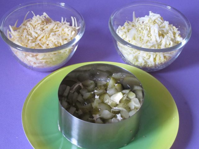 Мясной слоеный салат