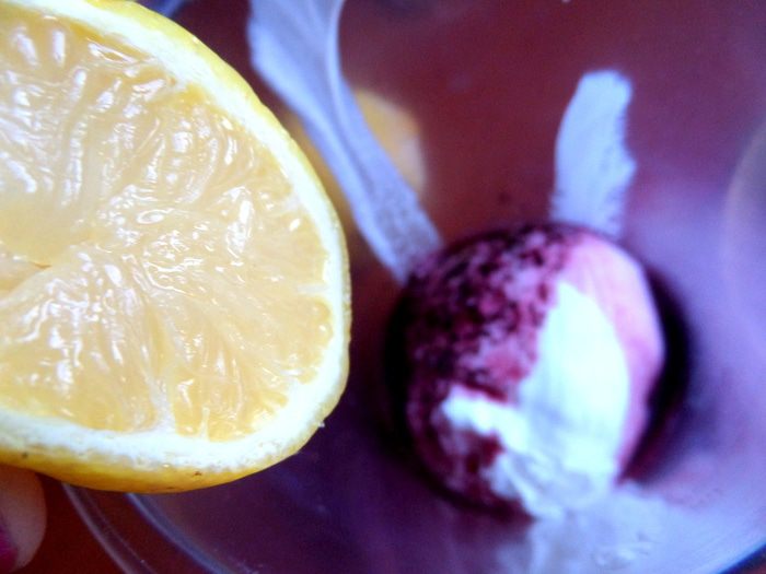 Прохладный коктейль из мороженого с черникой