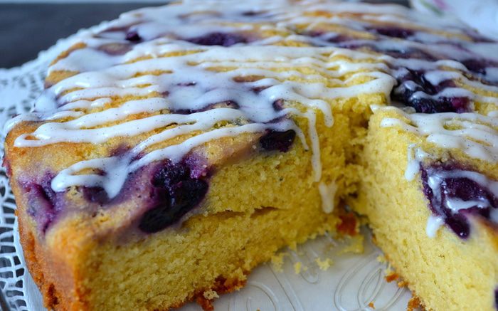 Виноградный пирог к чаю, покрытый ванильной глазурью