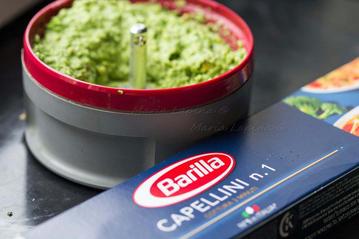 Спагетти с соусом песто из зеленого горошка, фисташек и мяты