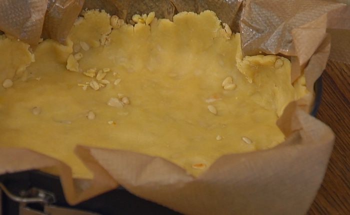 Пирог со шпинатом, изюмом и соусом песто 