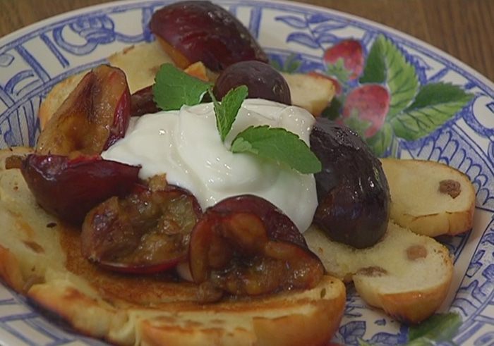 Карамелизированные сливы с йогуртом на бриоши 