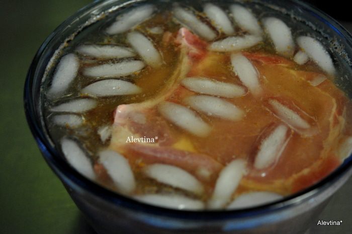 Cвиные отбивные в яблочном рассоле