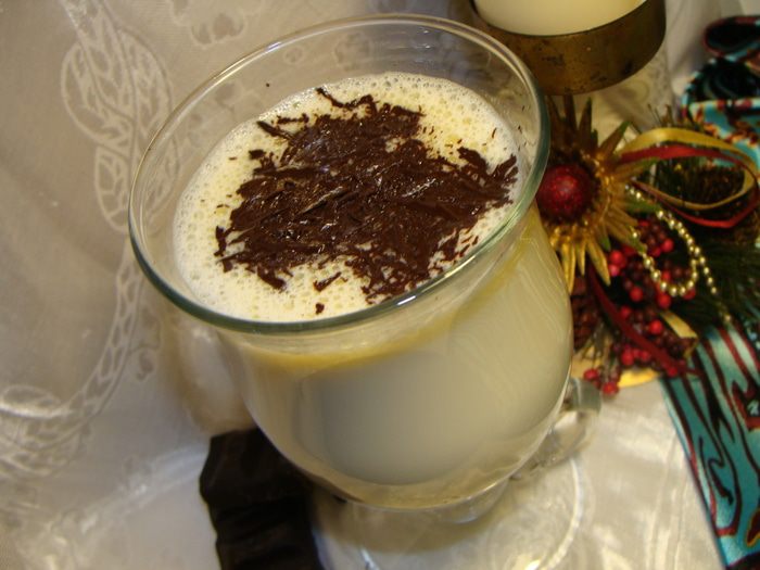 Горячий шоколад из белого шоколада с ароматом лесных орехов