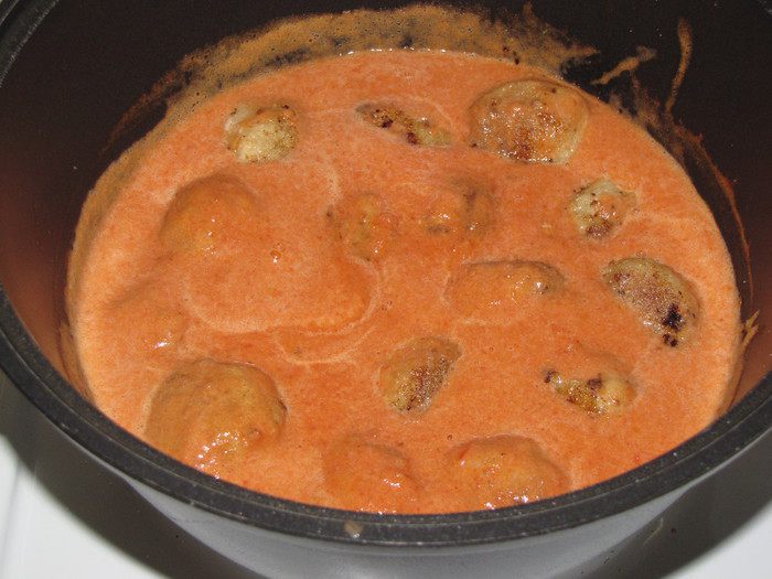 Мясные шарики в томатно-апельсиновом соусе с гарниром