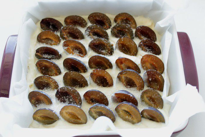 Пирог с маскарпоне и сливой