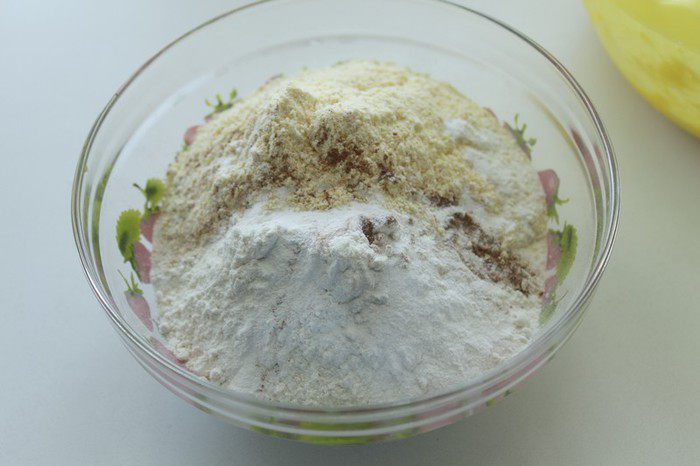 Кукурузный пирог со сливой