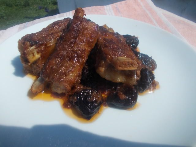 Ребрышки с черносливом и коньяком